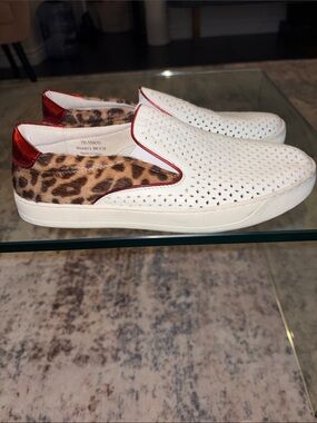 johnston & Murphy Women’s White Perforated Slip-On Sneakers with Leopard 7.5